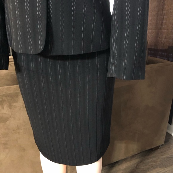 Tahari Suit Blazer Skirt Woman size 6 & 10 p Black stripe professional classy - Picture 3 of 16